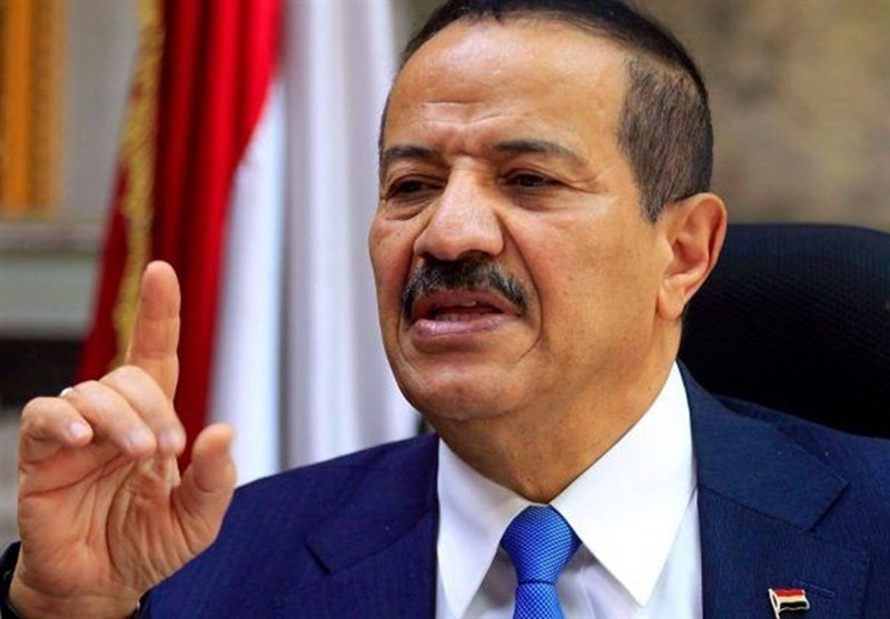 تصویر وزیر خارجه یمن در حال سخنرانی.