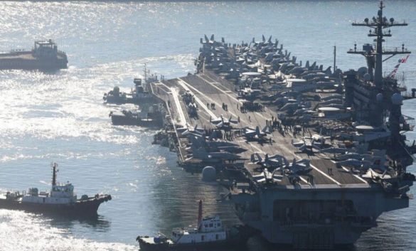 ناو جنگی آمریکایی در دریای سرخ و نمادی از حملات یمن.