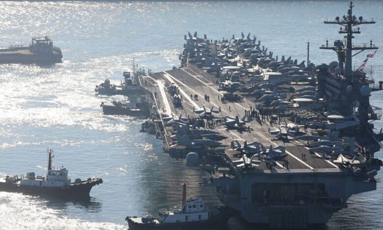 ناو جنگی آمریکایی در دریای سرخ و نمادی از حملات یمن.