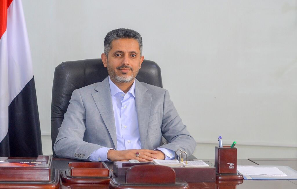 سخنگوی دولت یمن در حال سخنرانی.