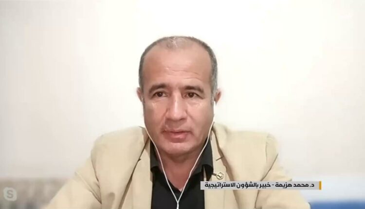 دکتر محمد هزیمه، کارشناس استراتژیک در حال سخنرانی.