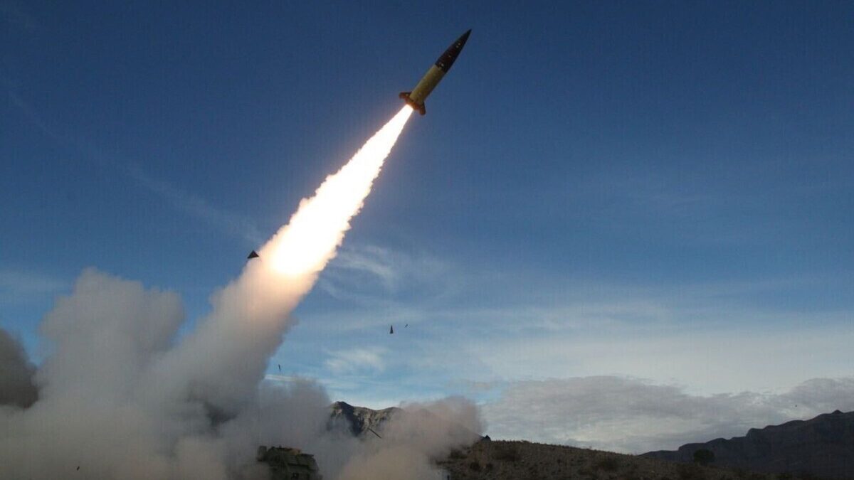 موشک یمنی در حال پرتاب.