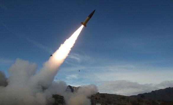 موشک یمنی در حال پرتاب.