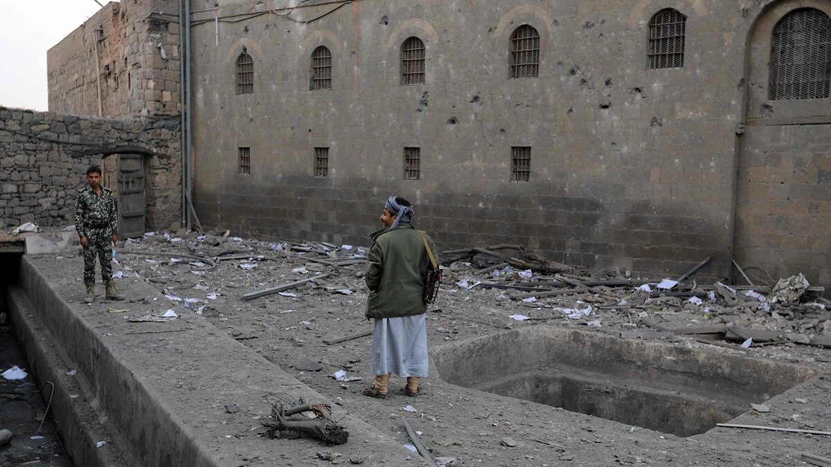 ویرانه‌های دفتر روزنامه «۲۶ سپتامبر» در صنعا پس از حمله اسرائیل.