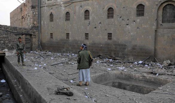 ویرانه‌های دفتر روزنامه «۲۶ سپتامبر» در صنعا پس از حمله اسرائیل.