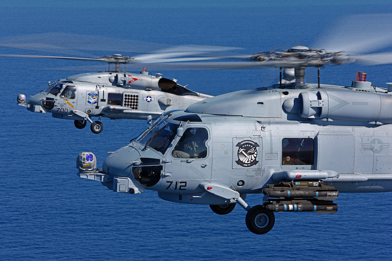 بالگرد نظامی MH-60S Hawk بر روی ناوشکن آمریکایی.