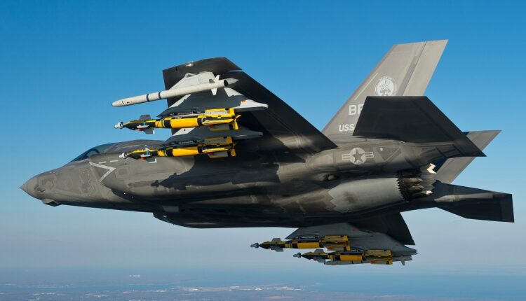 تصویر یک جنگنده F-35 در حال پرواز.