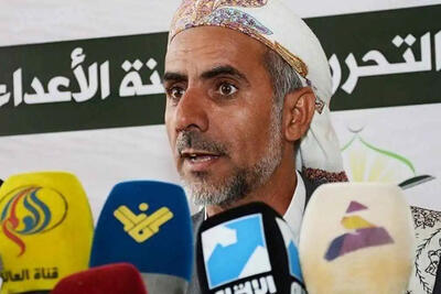 محمد مفتاح، سرپرست نخست‌وزیری یمن در حال سخنرانی.