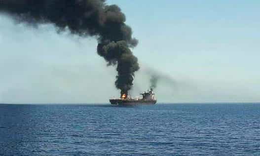 نفتکش در حال سوختن.