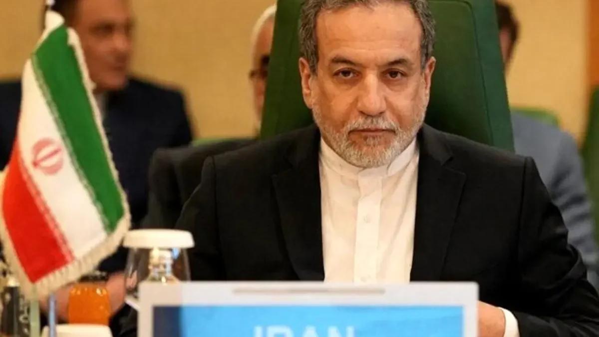 وزیر امور خارجه کشورمان در حال سخنرانی در خصوص ترور مقامات یمن.