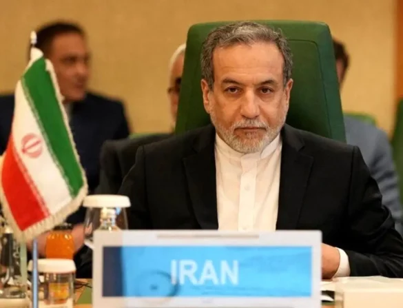 وزیر امور خارجه کشورمان در حال سخنرانی در خصوص ترور مقامات یمن.