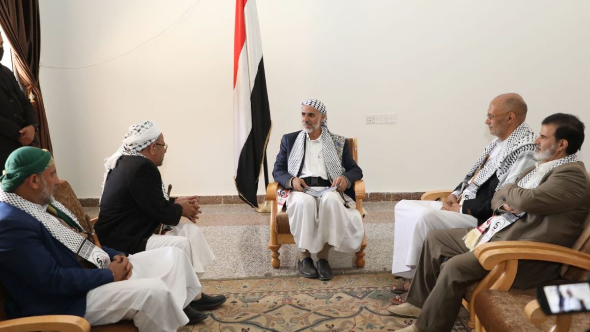 علامه محمد المفتاح در حال سخنرانی.