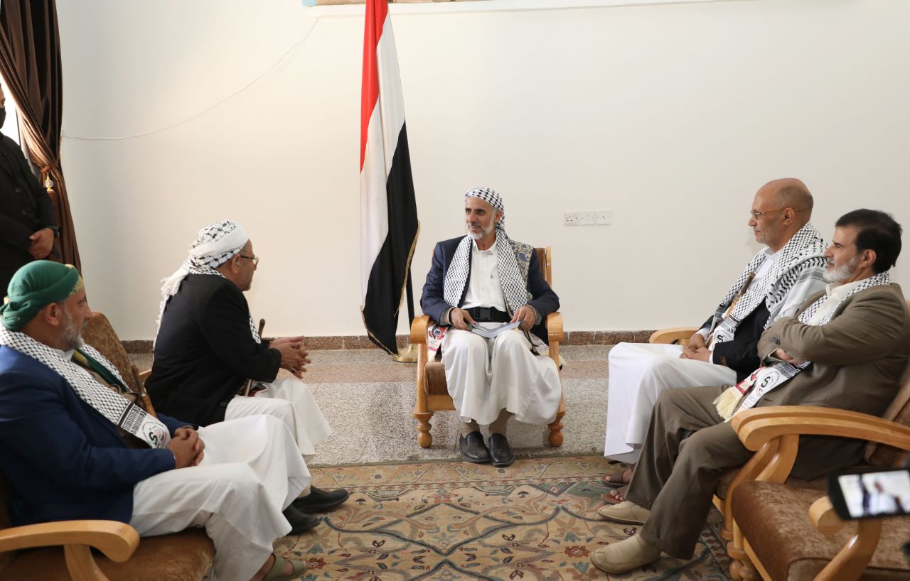 علامه محمد المفتاح در حال سخنرانی.