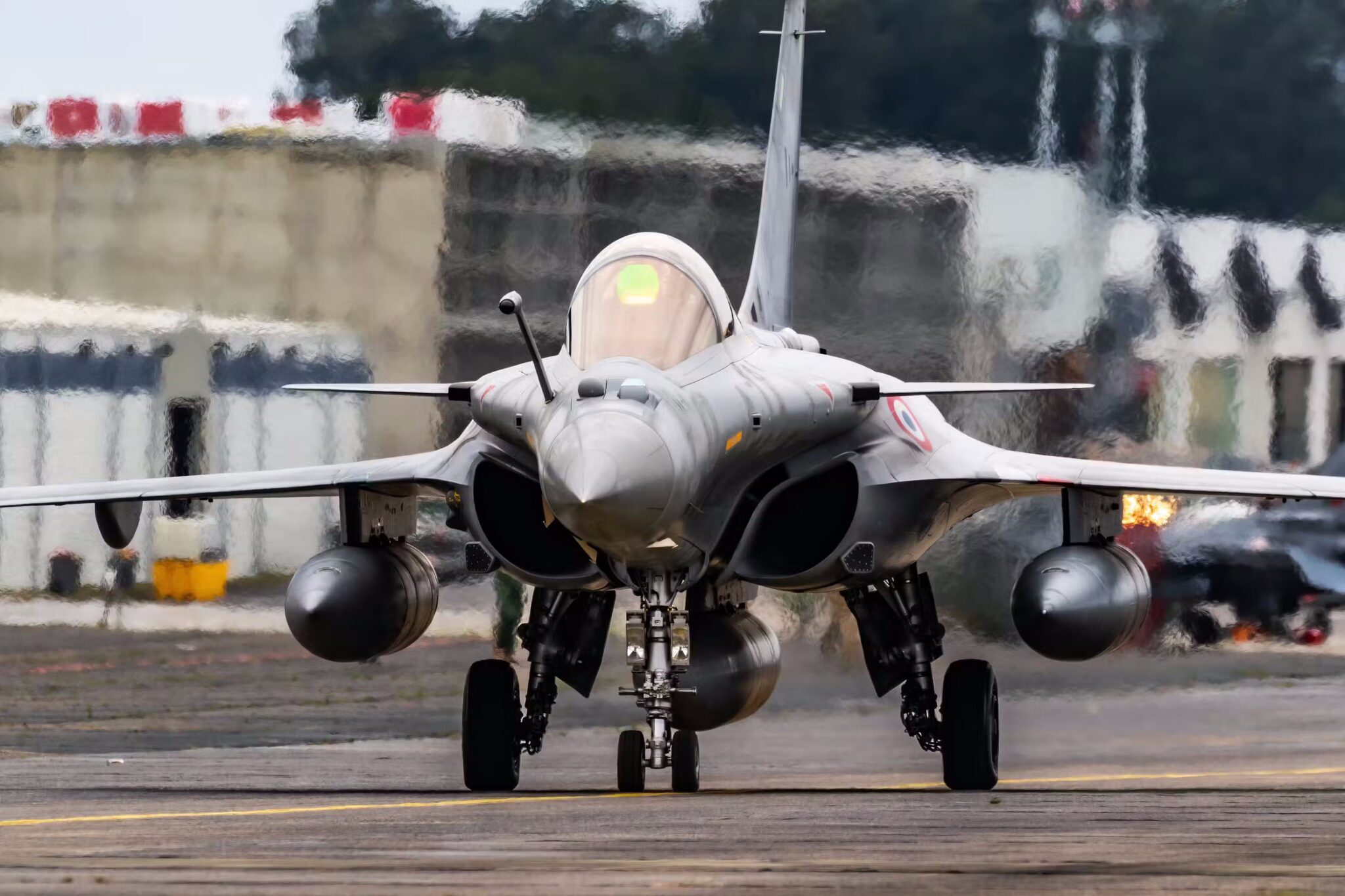 اقدامات نظامی فرانسه در واکنش به تحولات یمن؛ بازتعریف قدرت جهانی 1 میراژ ۲۰۰۰ در حال تیک آف.