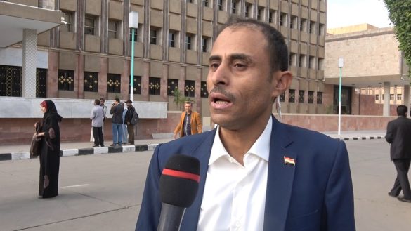 رشید الحداد در حال مصاحبه.