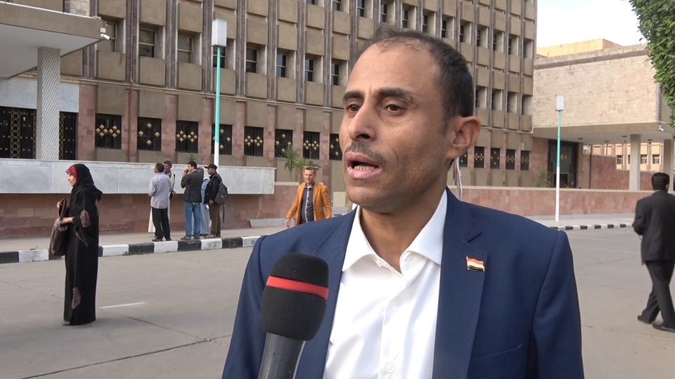 رشید الحداد در حال مصاحبه.