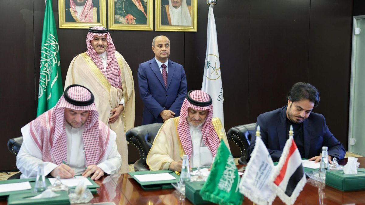 نخست‌وزیر در کنار سفیر آل‌جابر.