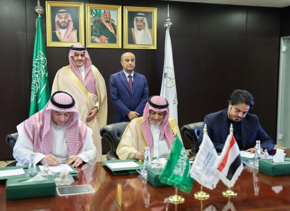 نخست‌وزیر در کنار سفیر آل‌جابر.