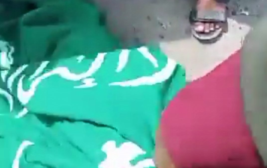 اهانت به پرچم عربستان در جنوب یمن.
