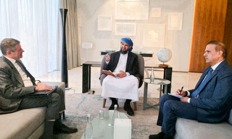 عقب نشستن عربستان از انحلال شورای انتقالی جنوب یمن.